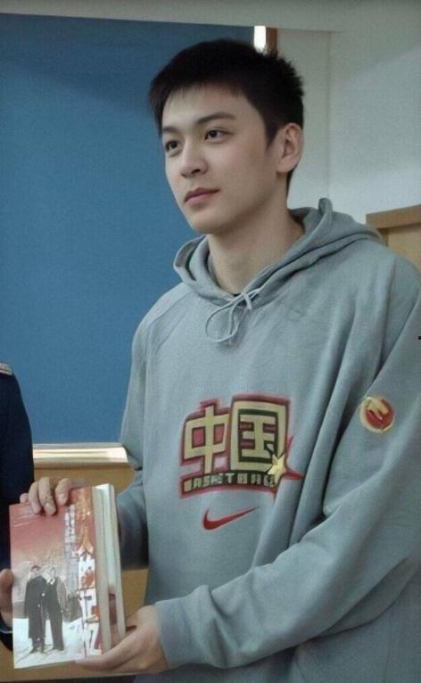 男矮子明星网红是谁,揭秘男矮子明星网红的走红之路