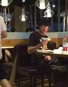 咖啡店里偶遇明星网红,网红明星的意外惊喜瞬间