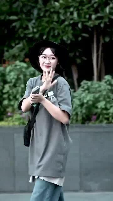 明星网红走在街上视频,明星网红的时尚漫步瞬间
