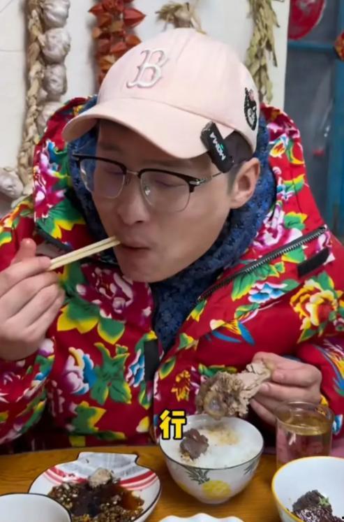 明星网红吃烩面视频,烩面美食之旅精彩呈现