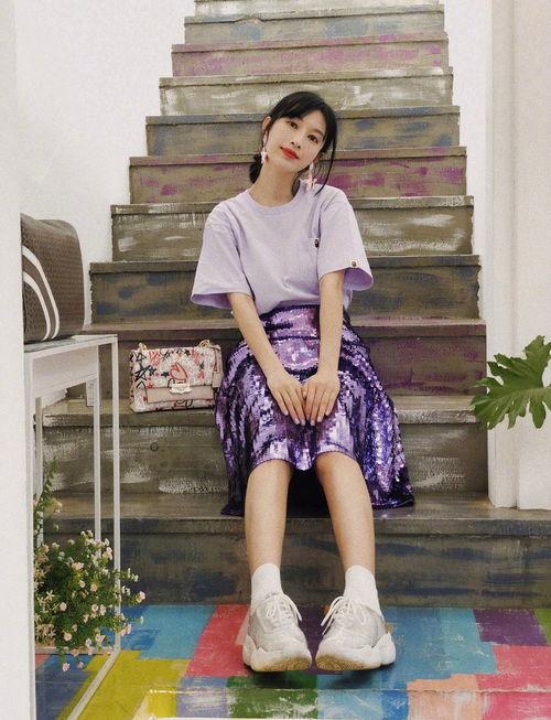 明星网红穿高筒袜子,高筒袜风潮席卷时尚界